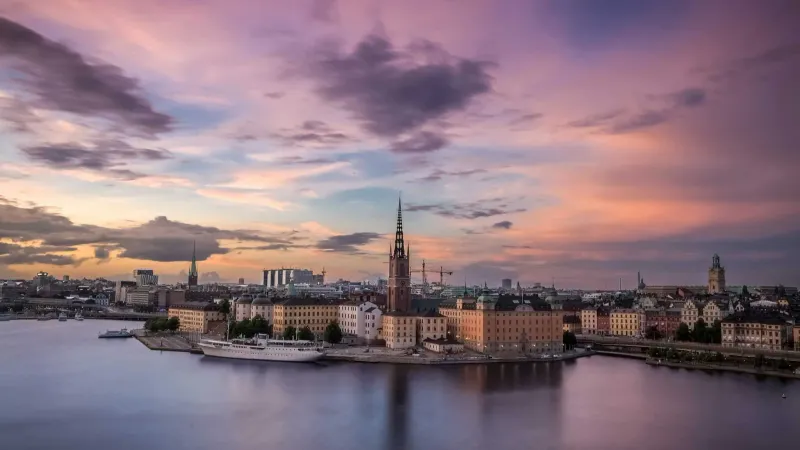 Gamla stans strandkant i Stockholm i solnedgången